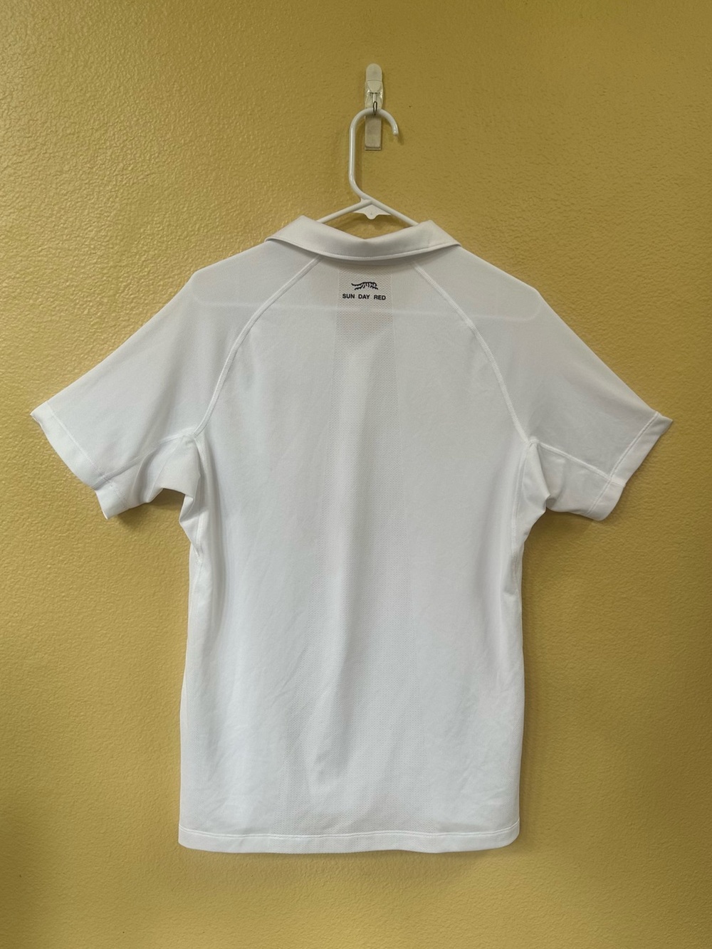 Sun Day Red Core Polo White Snap Performance Golf Shirt Tiger Woods  Medium EUC! - Picture 6 of 12
